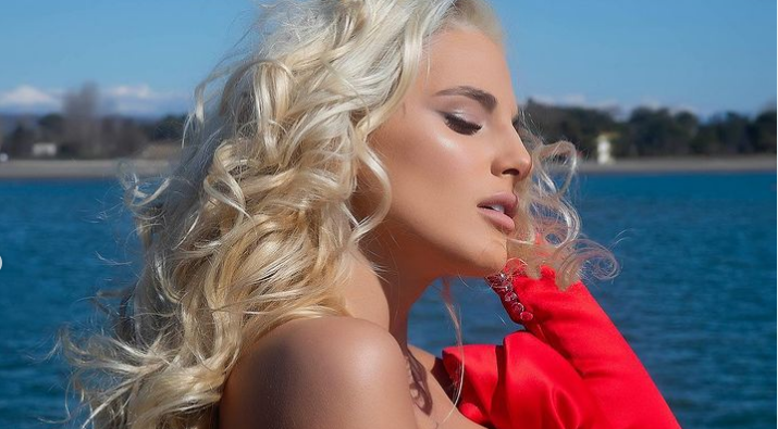 (FOTO) OBJAVA ZAPALILA MREŽE Pjevačica se oporavila od nesreće, pa pozirala u bikiniju