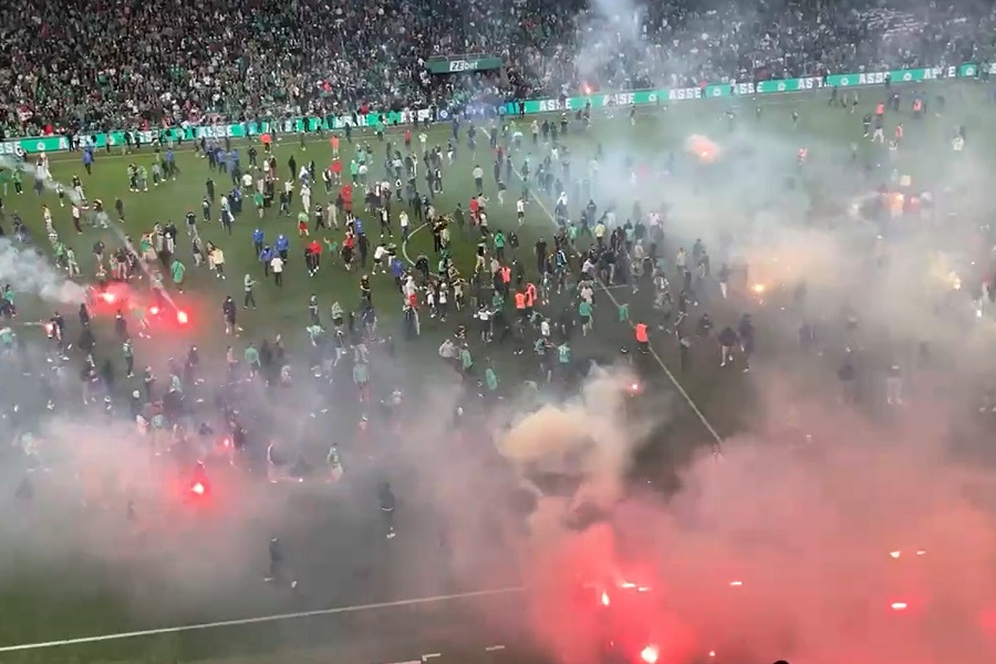 HOROR SCENE NA STADIONU SENT ETJENA Navijači upali na teren pa napali svoje igrače (VIDEO)
