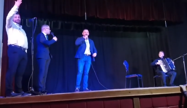 KAKAV DUET! Načelnik Tomaš i ministar Klokić se uhvatili mikrofona, orila se "Romanija"