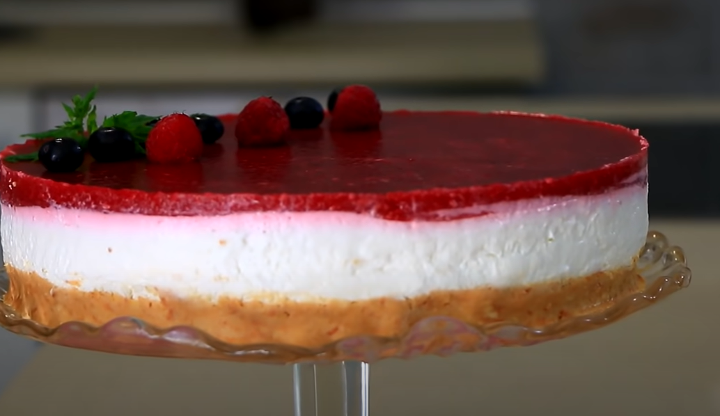 PRAVI LJETNI UŽITAK Lagana torta sa sirom i jagodama