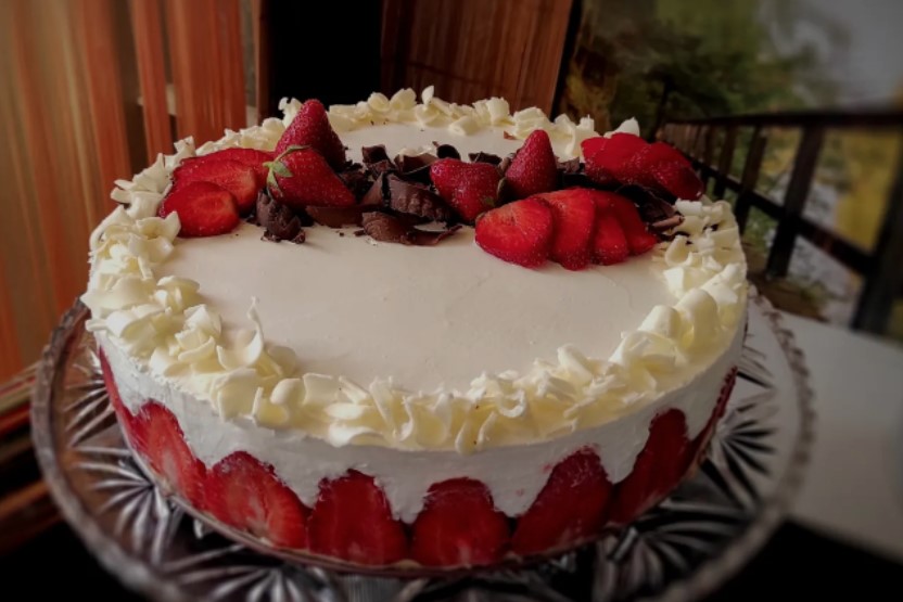UKUSAN I LAGAN DESERT Torta od sira i jagoda spremna za tren