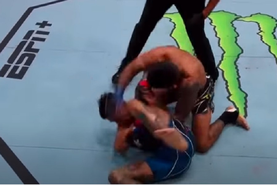 BRUTALNOST BORBE OSTAVILA BEZ DAHA! Protivnik ga tukao bez prestanka! (VIDEO)