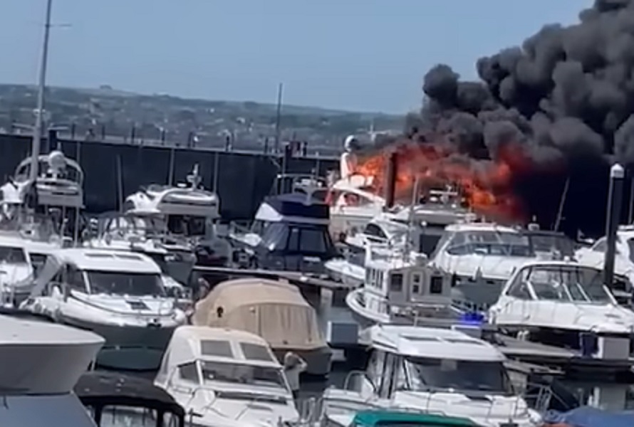 VATRENA STIHIJA PROGUTALA VELIKU JAHTU Hiljade litara nafte prijete izlivanjem (VIDEO)
