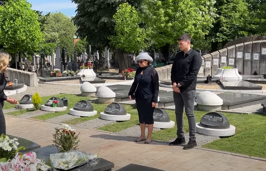ANA BEKUTA STIGLA NA MRKIN GROB U DRUŠTVU UNUKA Evo šta je držala u rukama sve vrijeme (FOTO/VIDEO)