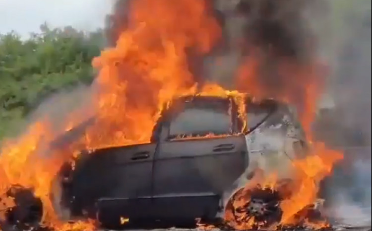 NESVAKIDAŠNJI PRIZOR! Jeziv snimak sa autoputa: Automobil u zaustavnoj traci, guta ga plamen (VIDEO)