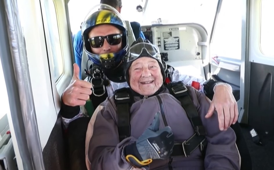 DOKAZ DA GODINE NISU PREPREKA Bakica (103) skočila padobranom i oborila rekord (VIDEO)