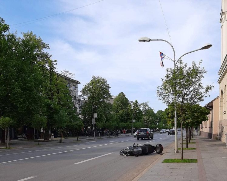 SAOBRAĆAJKA U CENTRU BANJALUKE: Sudar automobila i motocikla kod Banskog dvora