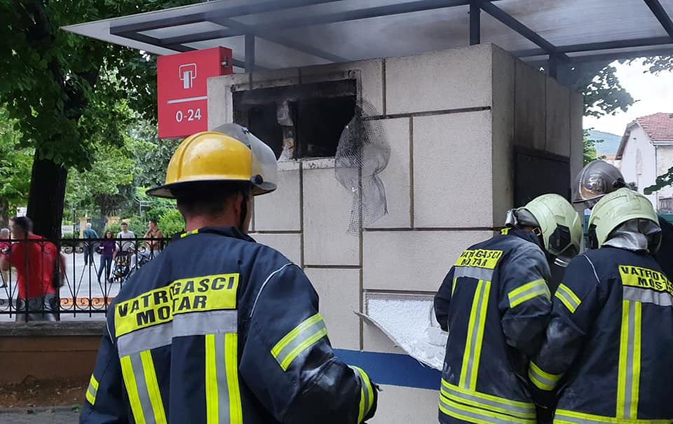 NESVAKIDAŠNJA INTERVENCIJA U centru Mostara gorio bankomat (FOTO)