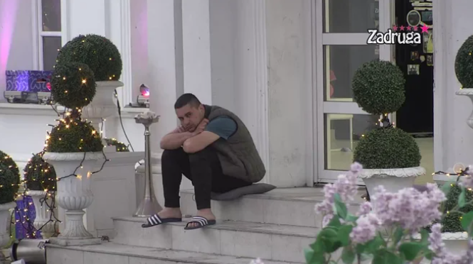 TUŽNO! Bebica sve vrijeme posmatra Miljanu i Zolu! (VIDEO)