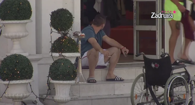 Bebica sam tuguje za Miljanom dok se ona provodi sa Zolom! (VIDEO)