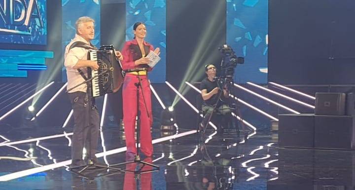 PRAVA ŽURKA U STUDIJU ZVEZDA GRANDA Bosanac dohvatio harmoniku, svi zapjevali Cecin stari hit