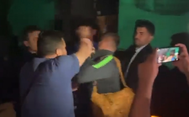 NEMILE SCENE Pogledajte kako su navijači Bursaspora fizički napali igrače nakon ispadanja iz lige (VIDEO)