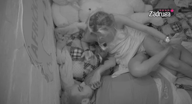 DALILA ŠOKIRALA CARA REAKCIJOM Poslije vrele akcije od nje tražio samo jedno (VIDEO)
