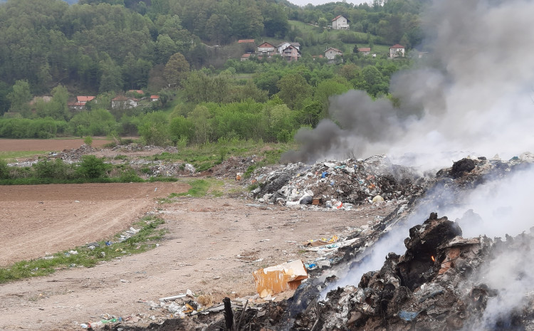 LJUDI NE MOGU ŽIVJETI OD SMRADA I DIMA! Ekološka katastrofa: Zapaljena deponija u Petrovu!