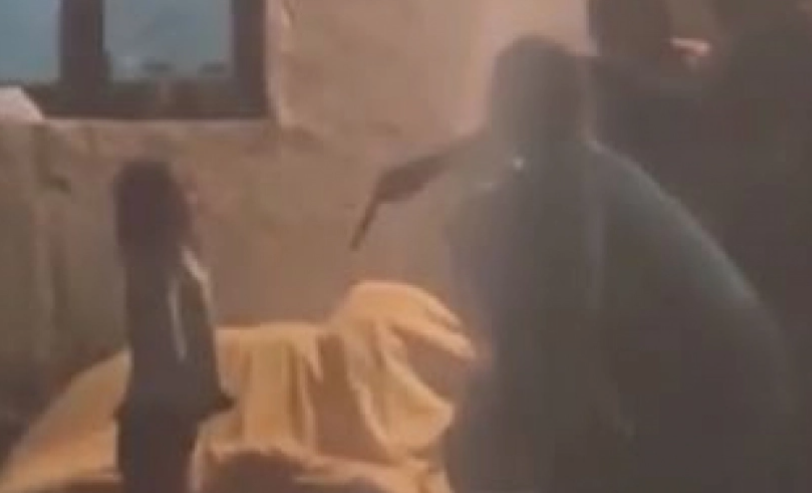 UZNEMIRUJUĆI SNIMAK "ISTJERIVANJA ĐAVOLA" IZ SRBIJE Žena maltretira autističnu djevojčicu (VIDEO)