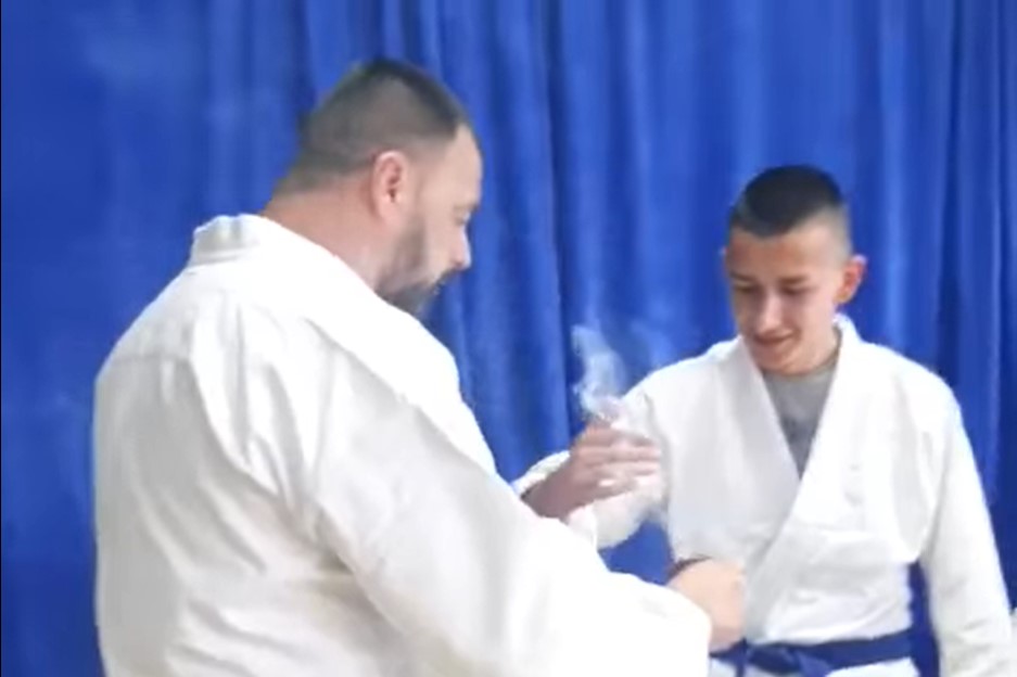 TRENER NOSI KANDILO, A ONDA PRILAZI SVIM UČENICIMA Pogledajte kako se mladi iz Pala pripremaju za trening (VIDEO)