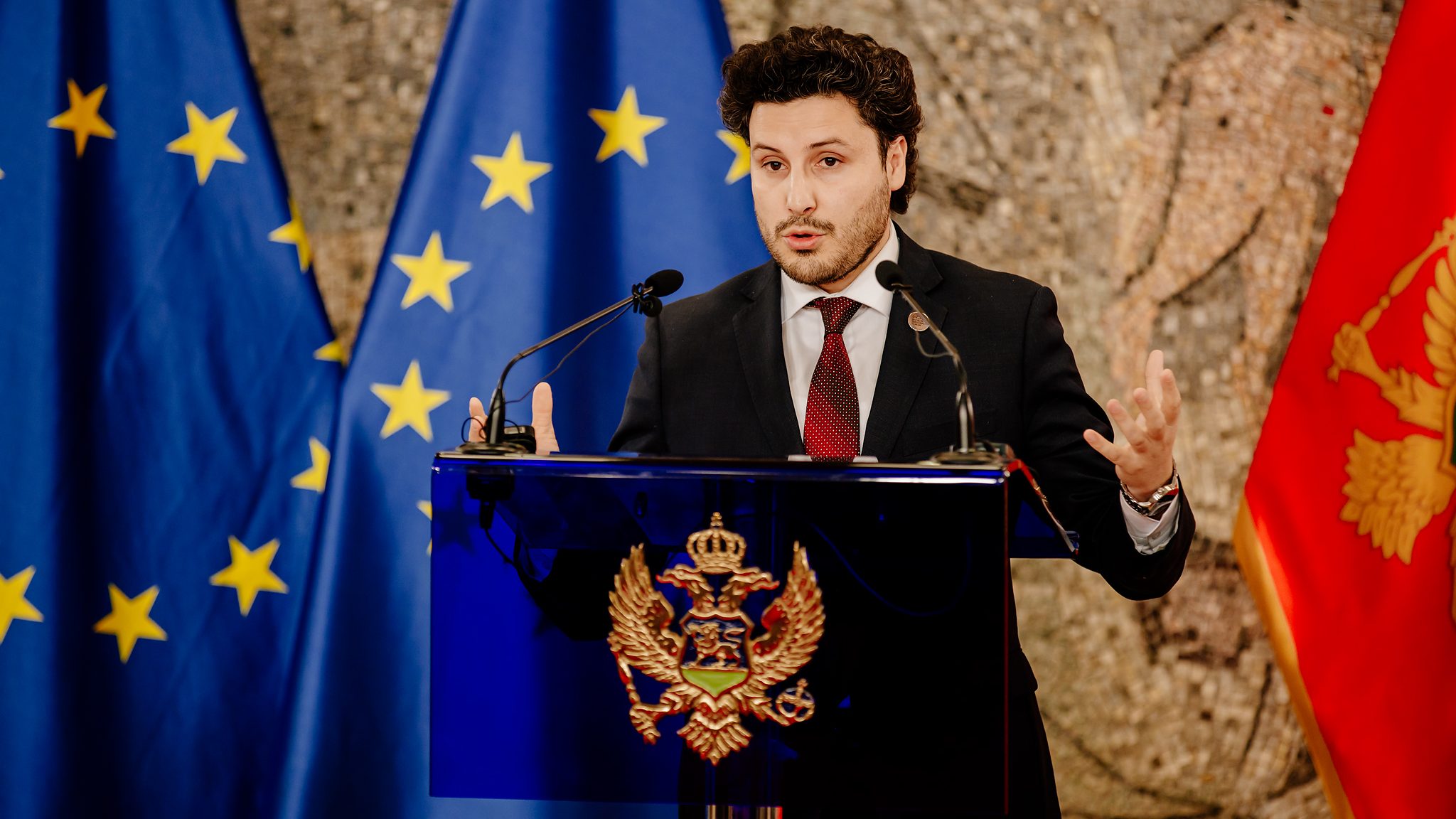 ABAZOVIĆ NAKON SJEDNICE Vlada će pomoći Cetinje sa 100.000 evra zbog tragedije (VIDEO)