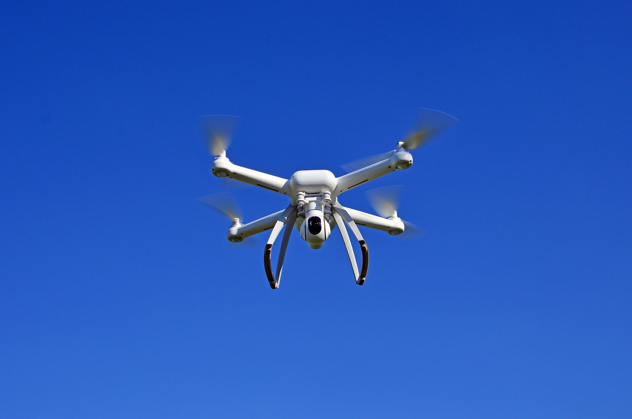 PRATIO ŽENU DRONOM, PA SAZNAO BOLNU ISTINU Snimio je kako se drži za ruke sa šefom: Morali su da paze gdje se sastaju