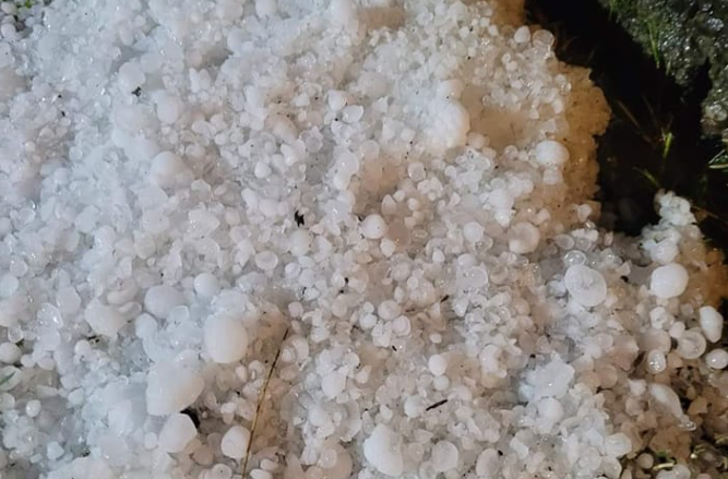 SNAŽNO NEVRIJEME POGODILO DOBOJ Grad veličine oraha načinio veliku štetu (VIDEO)