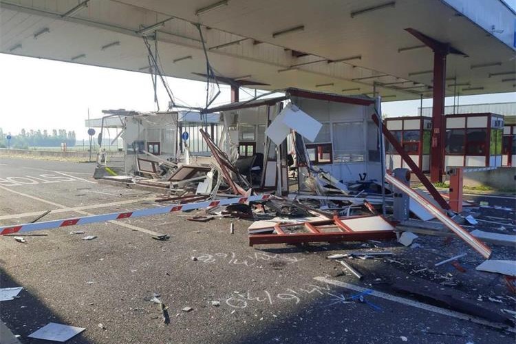 HAOS NA GRANICI! Muškarac kombijem raznio kućice, povrijeđeno više ljudi (FOTO)
