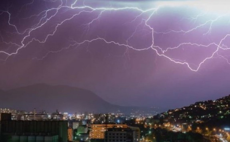 OPASNO VRIJEME Žuti alarm zbog grmljavine u popodnevnim satima