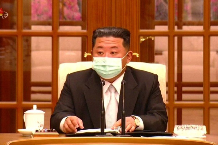OBJAVLJEN KADAR: Kim Džong Un prvi put viđen sa zaštitnom maskom