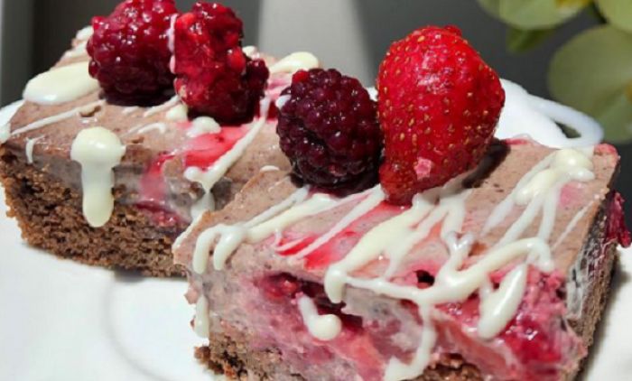 RECEPT DANA! Čudo na tanjiru: Sočni kolač sa bijelom čokoladom i šumskim voćem