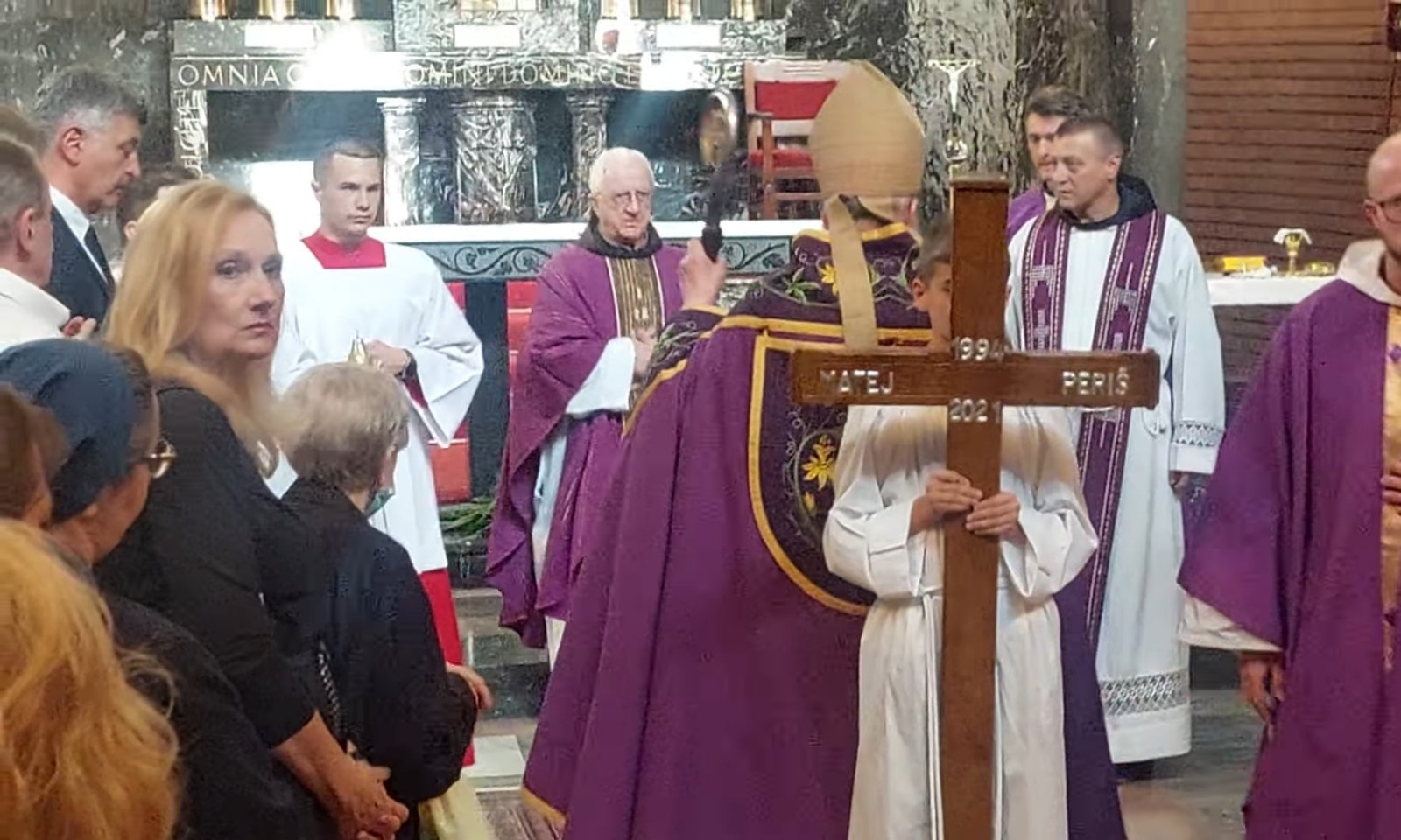 NA LOVRINCU SAHRANJEN MATEJ PERIŠ Neutješna porodica ga ispratila na vječni počinak (FOTO)