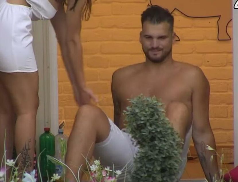 OSMAKČIĆ UNEZVIJEREN OD ALKOHOLA Puzi i izgovara samo jednu riječ (VIDEO)