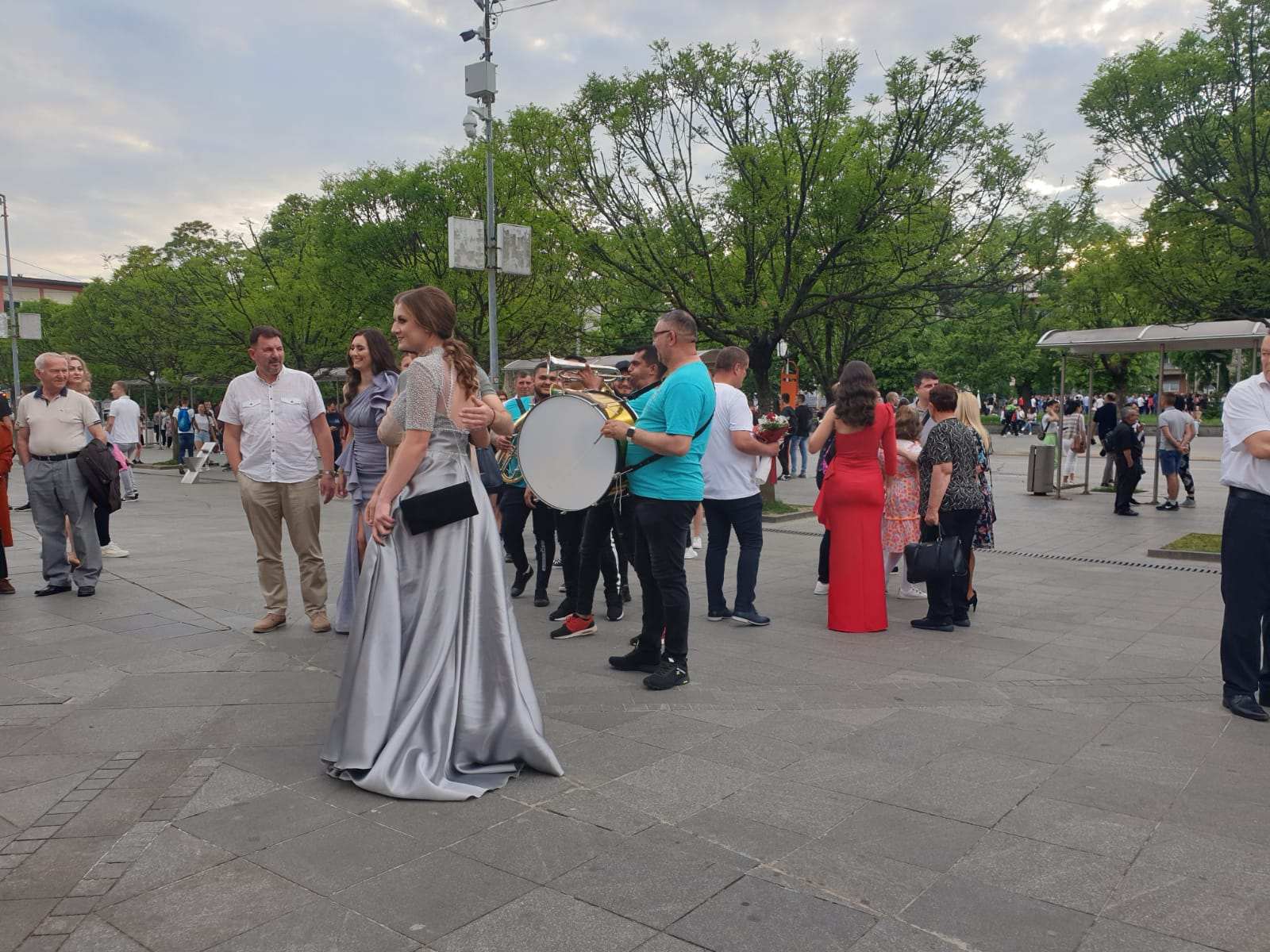 PRELIJEPA SI BANJALUČKA MLADOSTI Gradom prošetali maturanti Medicinske škole (FOTO/VIDEO)
