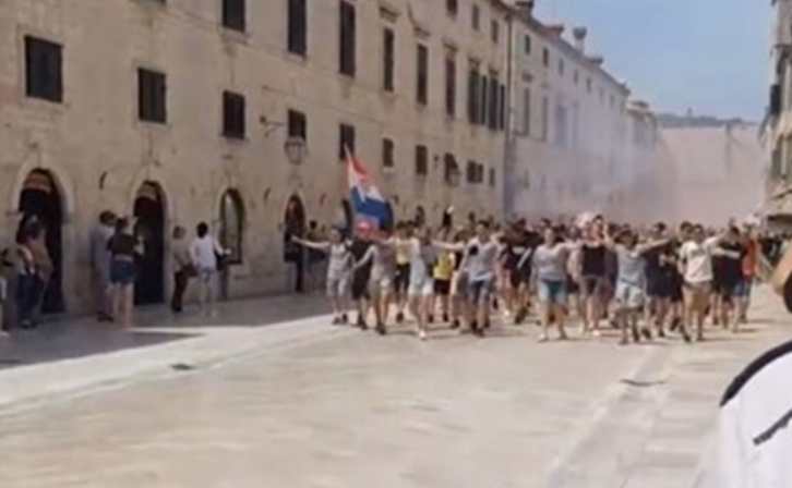 MATURANTI U HRVATSKOJ NOSE USTAŠKA OBILJEŽJA Dubrovnikom se ori "Za dom spremni" (VIDEO)