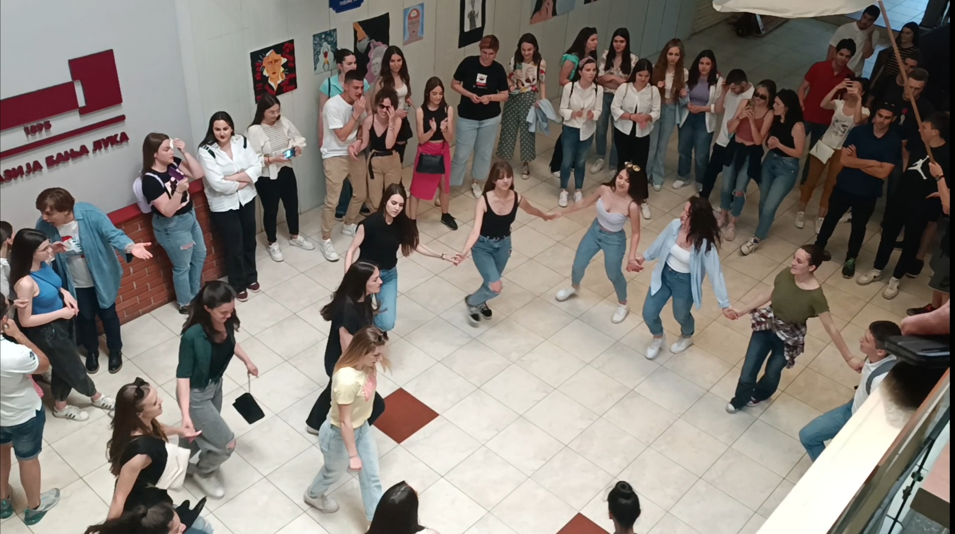 MATURSKA EUFORIJA TRESE BANJALUKU: Tradicionalno slavlje uz kolo i trubače već počelo (VIDEO)