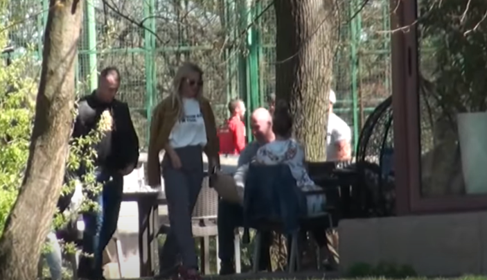 UHVAĆENA U ZAGRLJAJU ZGODNOG MUŠKARCA! Ko je misterozni muškarac Milice Pavlović?! (VIDEO)