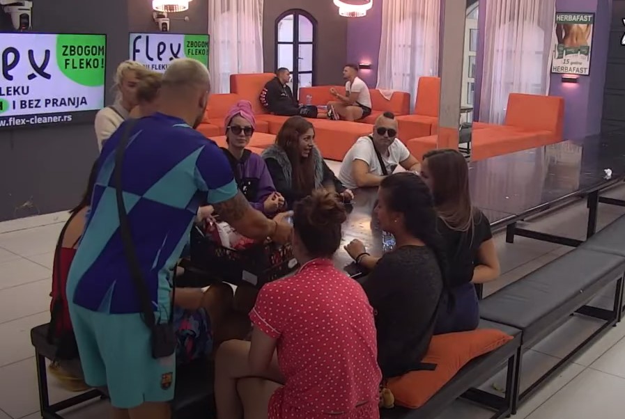 KO PRIJE DJEVOJCI, NJEMU DJEVOJKA Veliki šef poslao bogatu nagradu, zadrugari se otimali za nju (VIDEO)