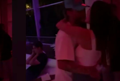 RAZMJENJUJU NJEŽNOST PRED SVIMA Isplivao privatni snimak Anastasije Ražnatović i Nemanje Gudelja (VIDEO)