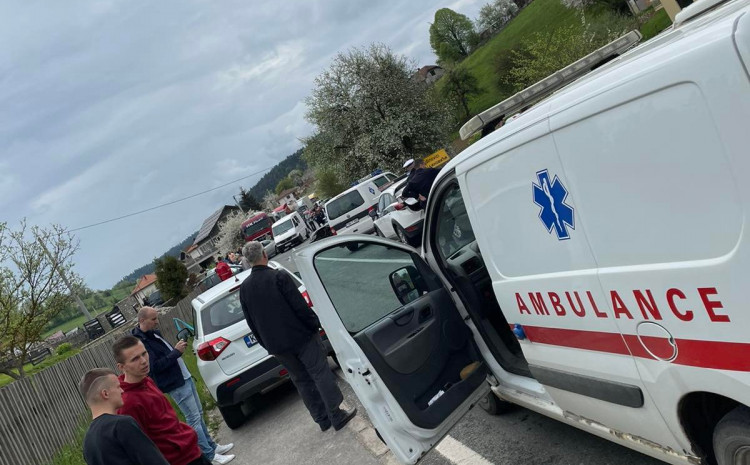 U SUDARU POVRIJEĐENO DVOJE DJECE! Tri vozila učestvovala u nesreći kod Olova (FOTO)
