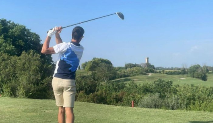 SRPSKI TENISER SE DOBRO ZABAVLJA: Novak u Rimu šljaku zamjenio travom i pokazao kakav je golfer (FOTO)