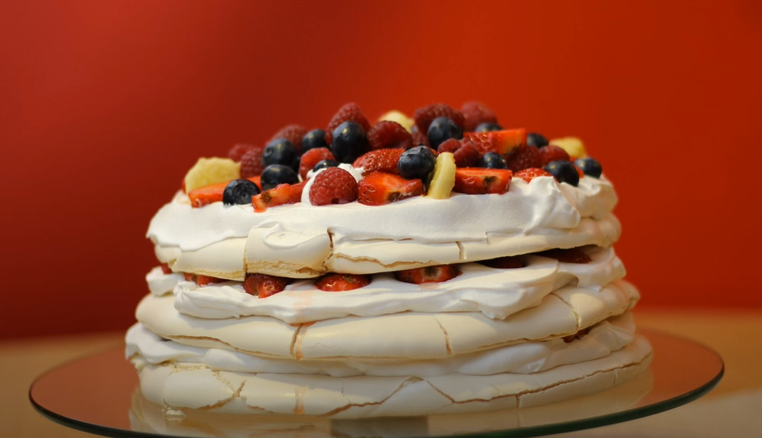DESERT KOJI OSVAJA I PRIČOM I UKUSOM Lepršava Pavlova torta inspirisaće kuvara u vama