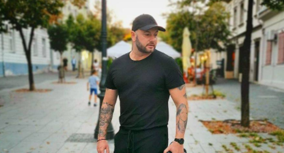 PJEVAČU PUKAO MIŠIĆ NA TRENINGU! Snimak povrede postao viralan na internetu (VIDEO)