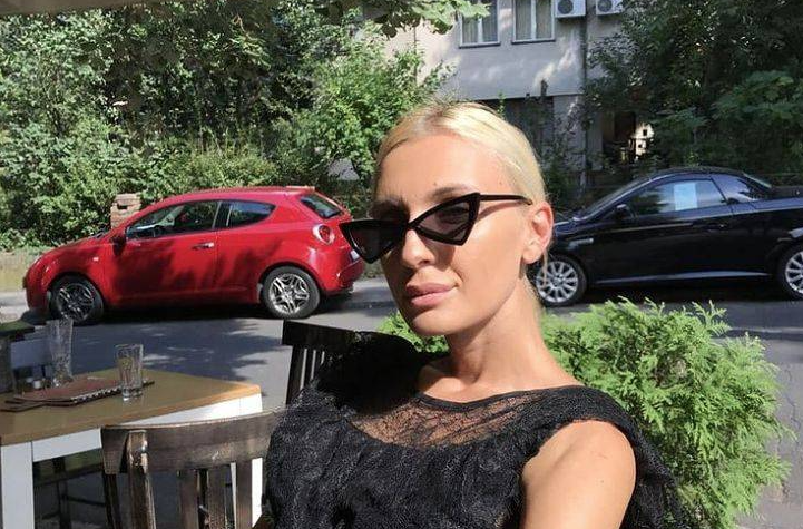PJEVAČICA PLAKALA NA NASTUPU: Publika joj prilazila, svi zatečeni!