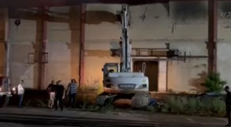 BORBA SA VATRENOM STIHIJOM Bager ruši zid kako bi vatrogasci ušli u prostor fabrike "Sava" (VIDEO)
