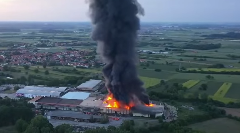 POŽAR NIJE U POTPUNOSTI UGAŠEN Vatrogasci dežuraju u fabrici "Sava"