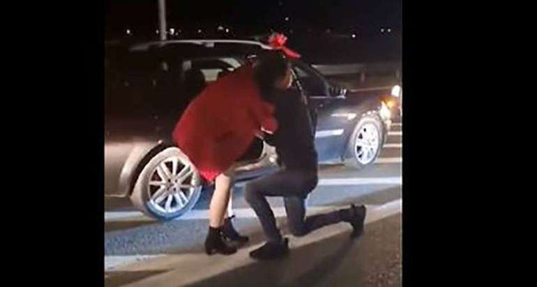 ROMANTIKA NA PRNJAVORSKI NAČIN! Uz vatromet i zvuke motora zaprosio djevojku (VIDEO)