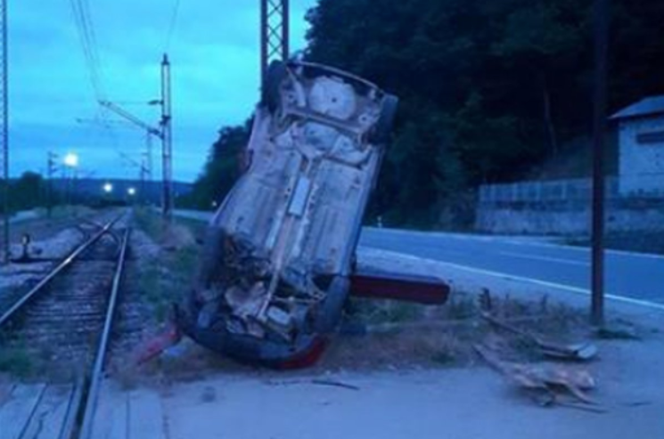 SAOBRAĆAJNA NESREĆA U NOVOM GRADU Automobil sletio sa puta na pružnom prelazu, dvoje ljudi povrijeđeno