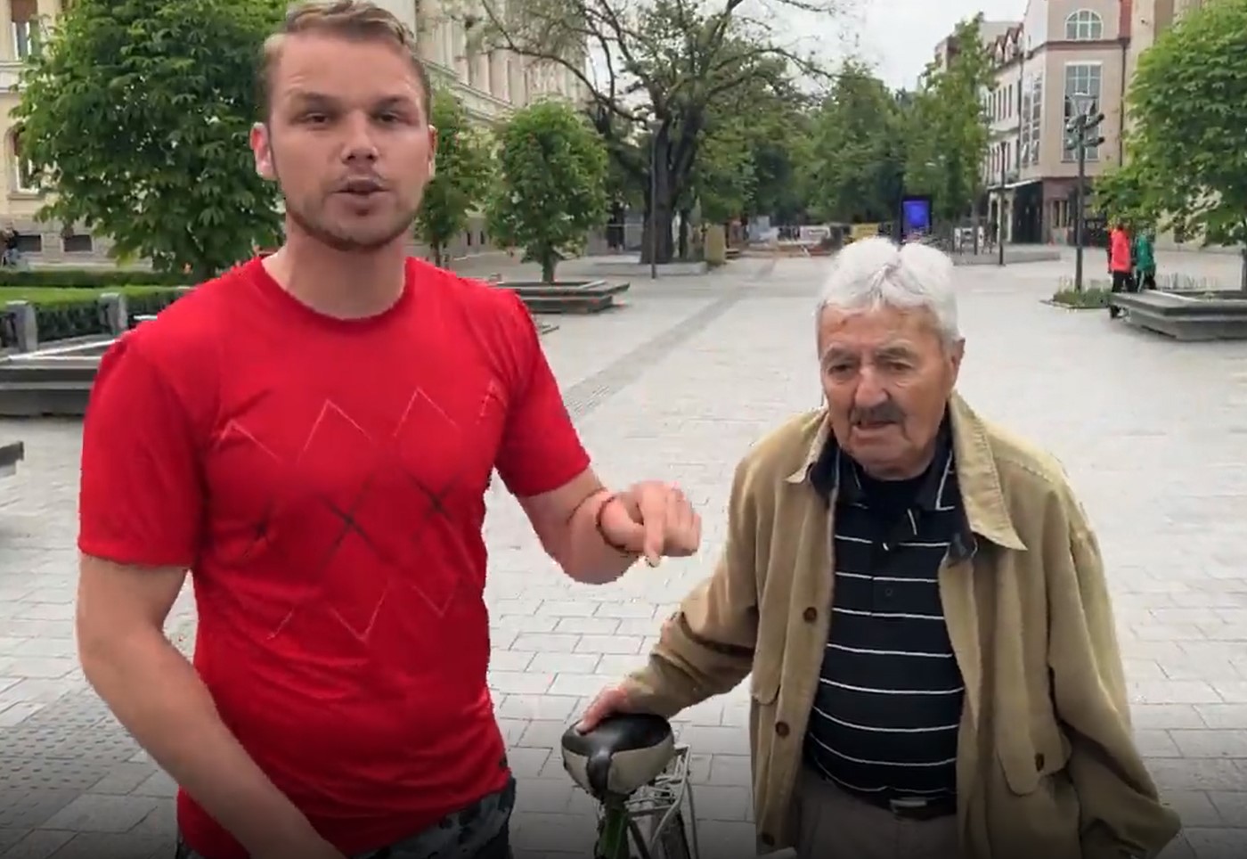 SIMPATIČNI DEDA RADE (90) DOBIO NOVI BICIKL! Stigao kući gdje ga je dočekao predivan poklon