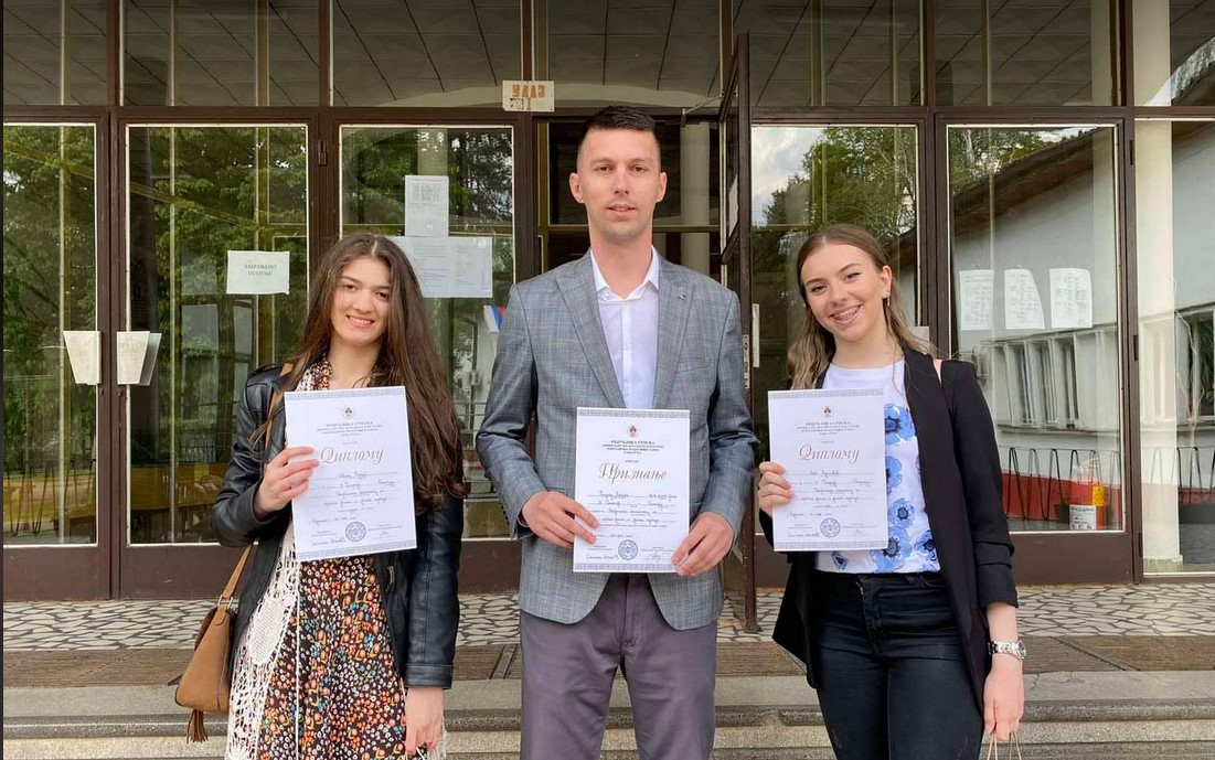 UČENICE BANJALUČKE GIMNAZIJE NAJBOLJE na Republičkom takmičenju iz srpskog jezika! (FOTO)