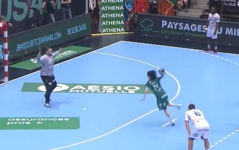 JEDAN OD NAJLUĐIH POTEZA U ISTORIJI RUKOMETA Zamahnuo da izvede sedmerac, a nastala magija (VIDEO)