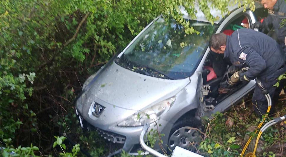 TEŠKA SAOBRAĆAJKA NA BH. PUTEVIMA: Vatrogasci rezali lim da izvuku djevojku iz automobila (FOTO)