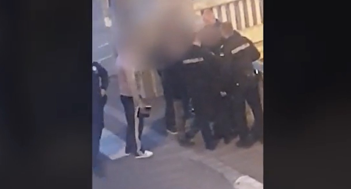 ŠOKANTAN SNIMAK POKUŠAJA SAMOUBISTVA U CENTRU BEOGRADA: Muškarac htio sebi presuditi skokom sa ograde (VIDEO)