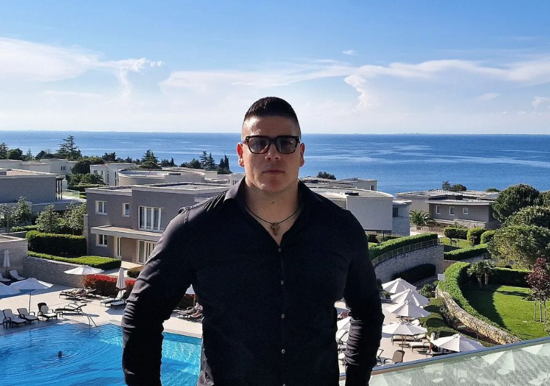 POZNATI PJEVAČ OČITAO LEKCIJU TIKTOKERU "Sve na ovoj fotografiji je pogrešno, u šta smo se pretvorili kao društvo?" (FOTO)